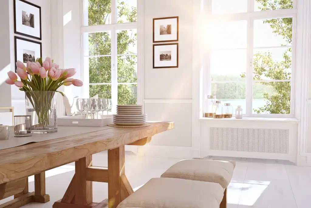 vårstäda hemma ett köksbord med solen som lyser in genom fönstret